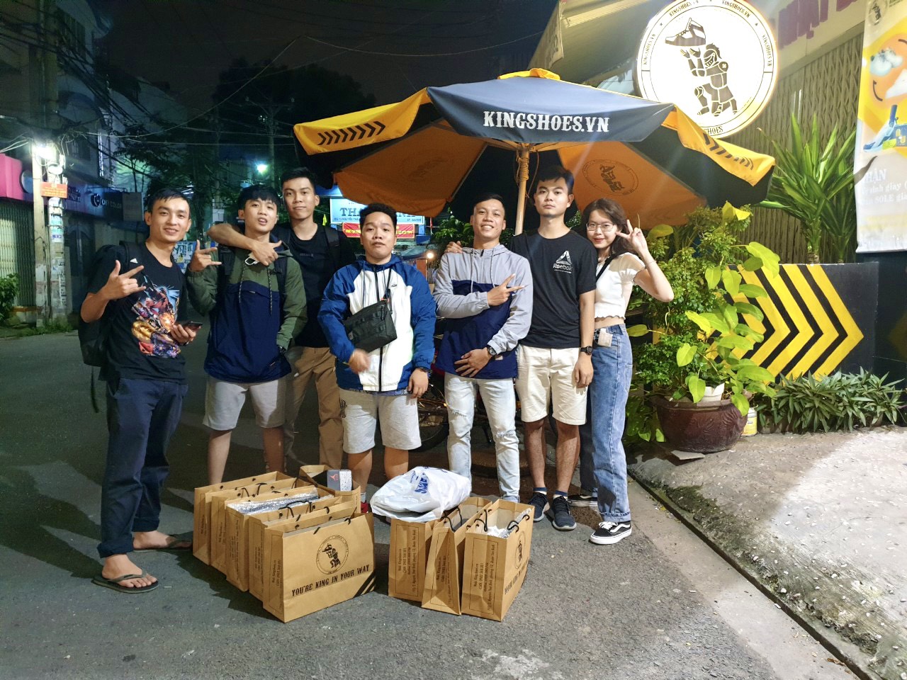 Shop giày Sneaker chính hãng gần Quận 6 đến King Shoes