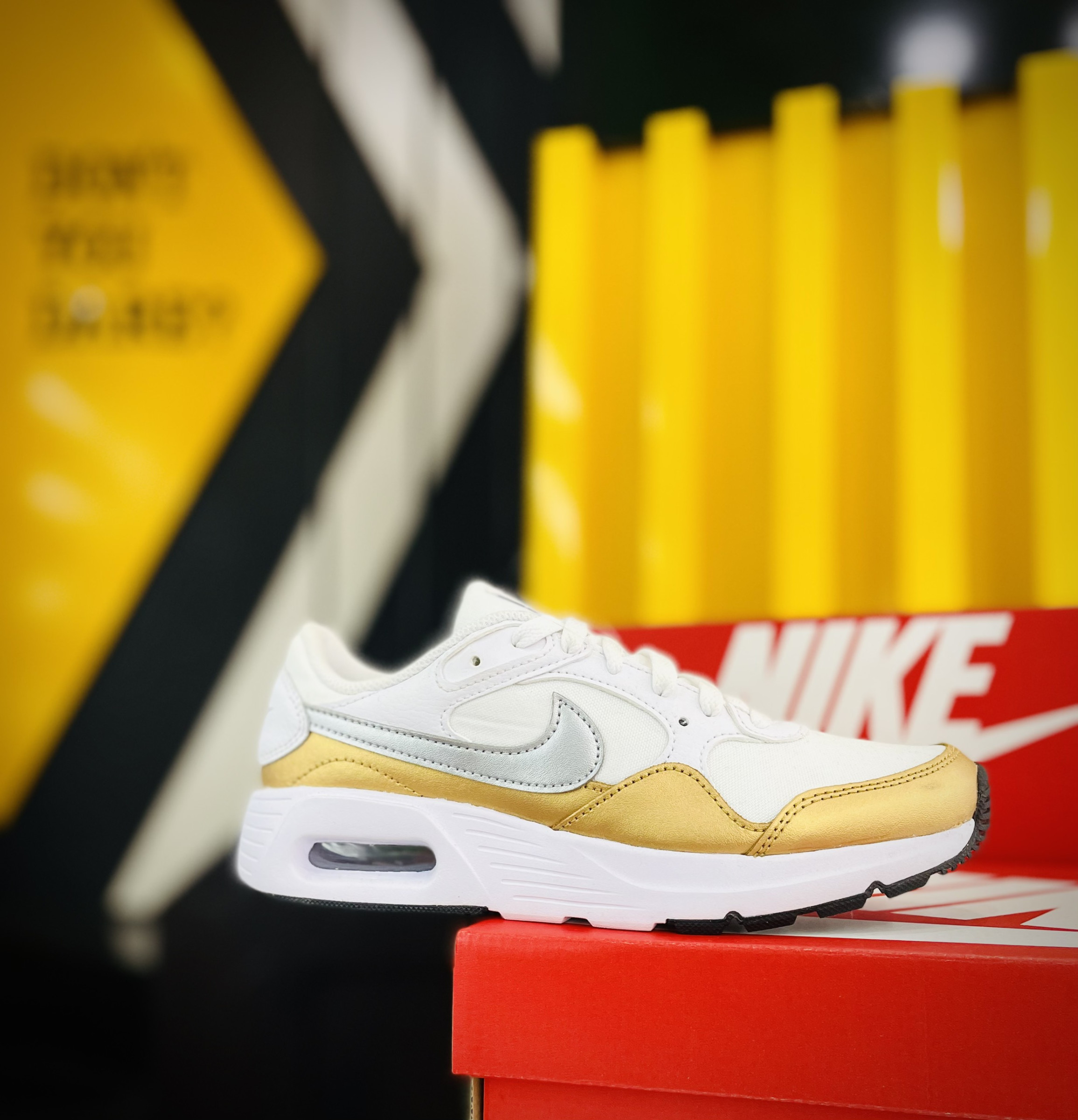 [2023] Top shop giày thể thao Sneaker chính hãng đẹp và chất lượng Dĩ An đến King Shoes