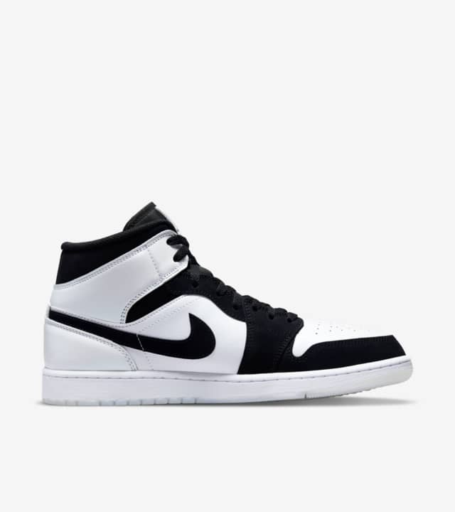 AIR JORDAN 1 MID SE WHITE AND BLACK