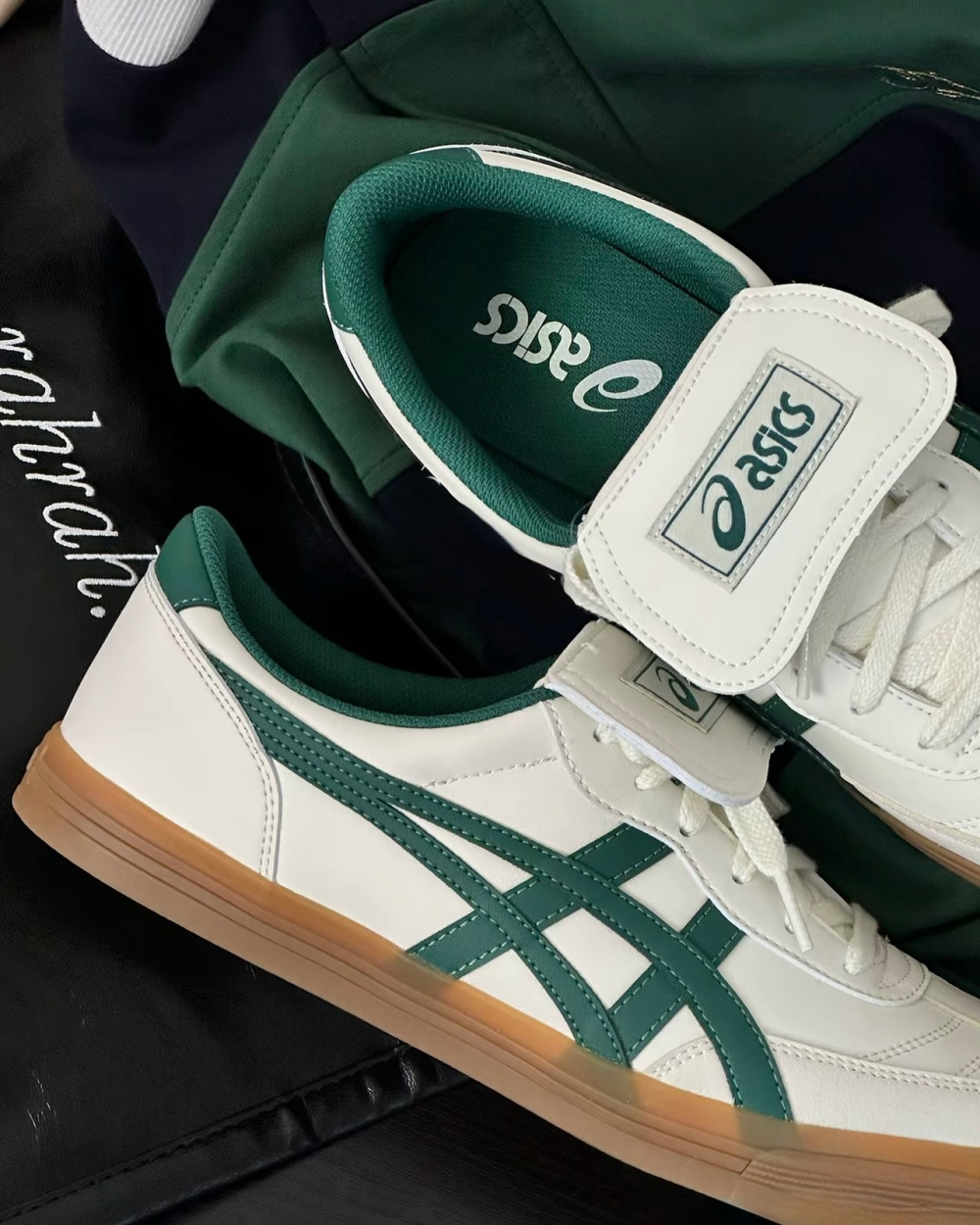 giay-asics-nu-2025-chinh-hang-sale-soc-den-king-shoes