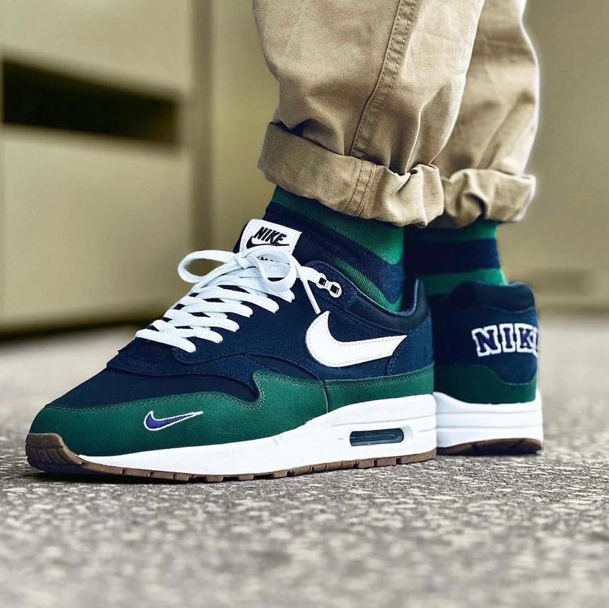 long-an-mua-giay-di-choi-chay-bo-sneaker-chinh-hang-gia-tot-o-dau