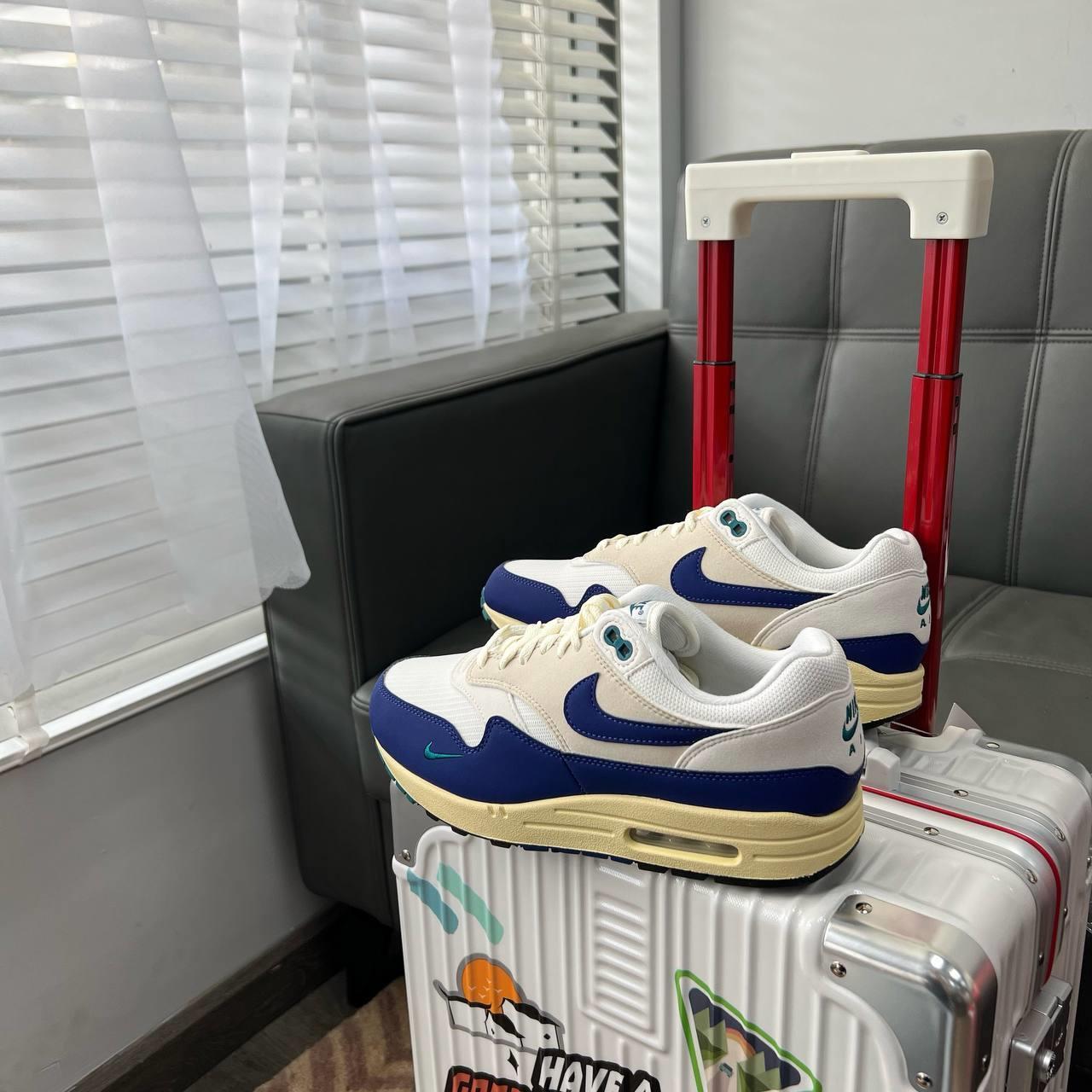 quan-3-mua-giay-di-choi-chay-bo-sneaker-chinh-hang-gia-tot-o-dau